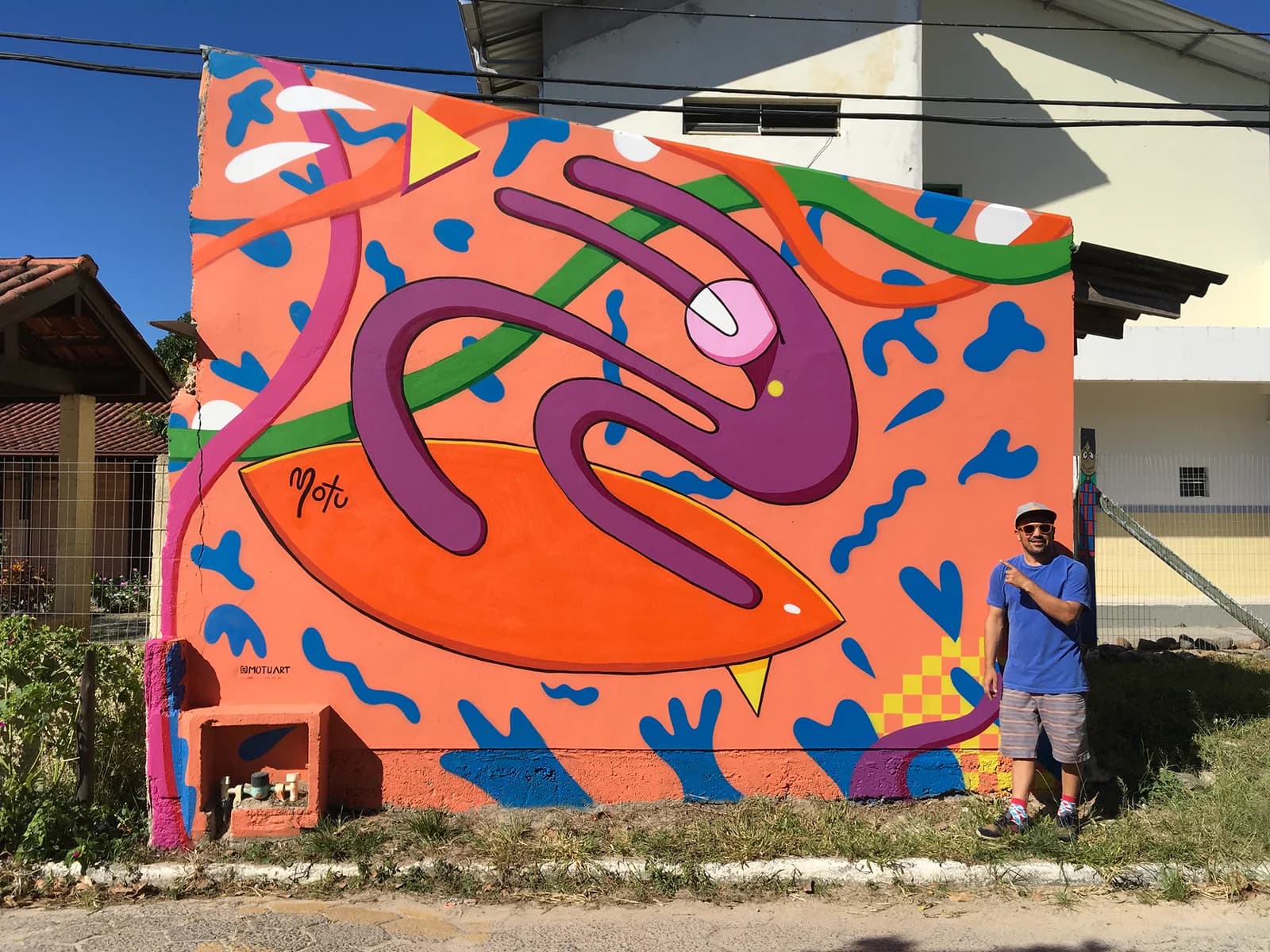 Eu, Moisés Tupinambá, diante de um mural que pintei em Ibiraquera